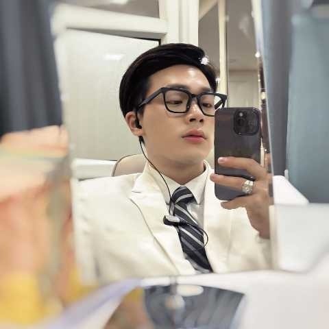 Elvis xoung в LOOKY. . Why I'm I ugly? 😩
П...