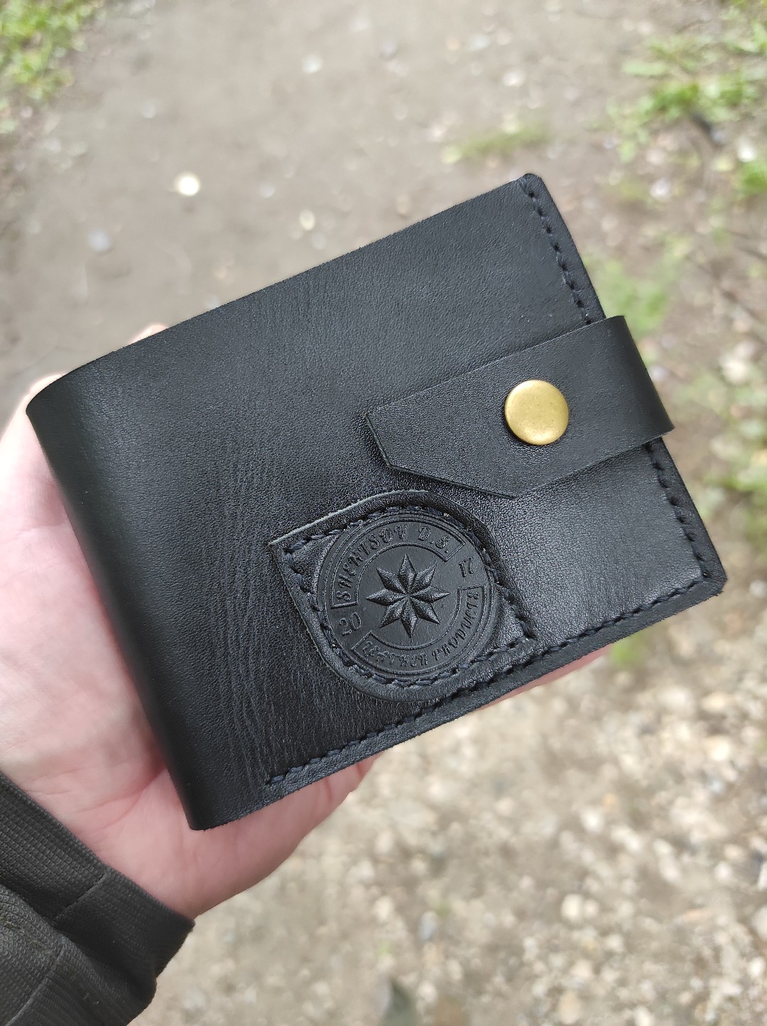 Фото с рук, при дневном свете. 
❗ Shentsov Leather Products❗
[#shentsov_master](shentsov_master) #портмоне [#изделияизкожи](изделияизкожи) 