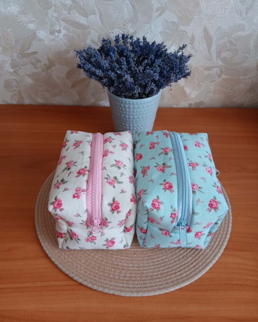 🌸Винтажная роза. 🌸
🌸Невероятное комбо тканей. 
🌸Материалы в наличии, возможны повторы (2-4 дня ожидание)
🌸На фото : S, 1200₽

🌸Я открыта к оптовым заказам 
для Вашего шоурума/магазина/ салона красоты/клиники или для любой другой ниши🌸

🌸По всем вопросам необходимо писать только в личку💫

🌸Прайс отправлю по запросу.

🌸https://t.me/olesya_creations116
🌸Мой Instagram: @olesya_creations116
🌸https://vk.com/club224644990

#sumlik
#sumcom
#косметичкаказань
#косметичкисвоимируками
#косметика