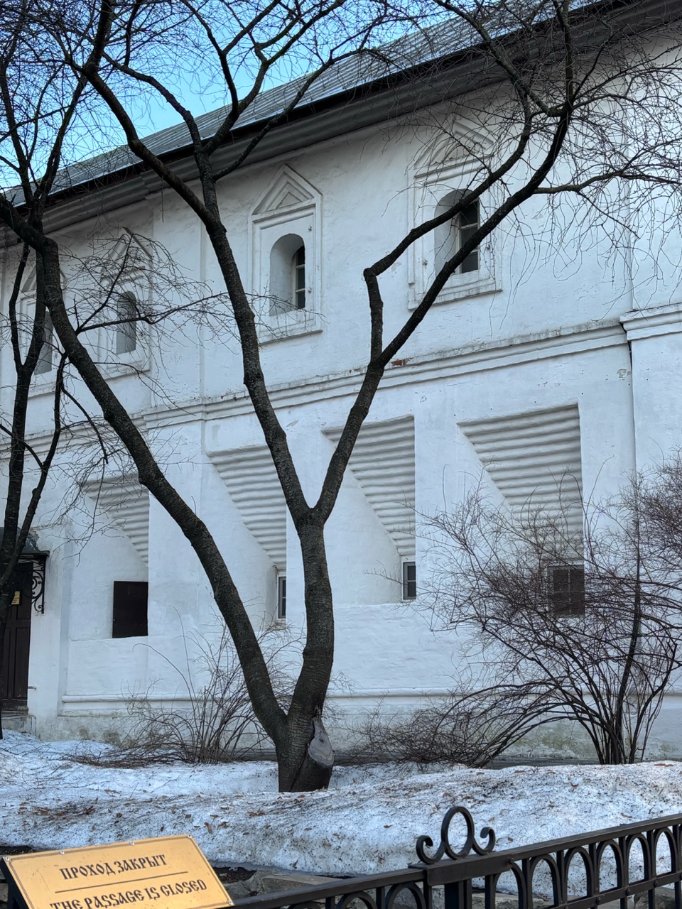Арка смирения 

Сегодня в Новоспасском монастыре увидела необычные окна. 

Свет попадает внутрь здания, но чтобы проникнуть в келью, ему нужно преодолеть каменную плоть солидной монастырской стены.

Ступени, ведущие к оконному проёму — не просто лестница. Это высеченные в толще кирпичной кладки ступени аскезы. Они ведут не вверх, а внутрь, словно лестница Иакова, но перевернутая, уходящая не к небу, а в сердцевину молчания. Каждая ступень — это шаг отречения: сначала ты оставляешь внешний шум, затем — собственную тень, и только потом подходишь к проему, за которым покой и тишина.

Сам оконный проём сужается. Архитектор словно нарочно сжимает пространство, заставляя взгляд фокусироваться. Это не просто стена, это гортань здания. Сначала стена пропускает тебя широким арочным входом, но чем ближе к окну, тем у́же становится путь. 
В этом сужении — великая мудрость аскетизма: чем ближе к Истине, тем меньше места остается для лишнего, для суеты.

Свет на противоположной стене льется плавно, как расплавленный мед, собираясь в лужицы на каменных плитах пола. 

Надпись «ПРОХОД ЗАКРЫТ» (THE PASSAGE IS GLOSSED) выглядит здесь не как запрет, а как констатация факта: для неподготовленного этот путь действительно закрыт. Потому что пройти в этот проем можно лишь внутренне — согнувшись под тяжестью смирения, став у́же самого себя.

Это окно — не для того, чтобы смотреть наружу. Оно — как линза, собирающая свет внутрь кельи, чтобы там, в тесноте, человек, наконец, смог обрести истинное смирение, оставшись наедине с Богом и вечностью.

#монастырь #аскеза #архитектура #свет #каменная_плоть #метафоры #взгляд_внутрь #ступени_тишины #окна_монастыря #путь_вовнутрь #визуальная_поэзия #медитация_в_камне