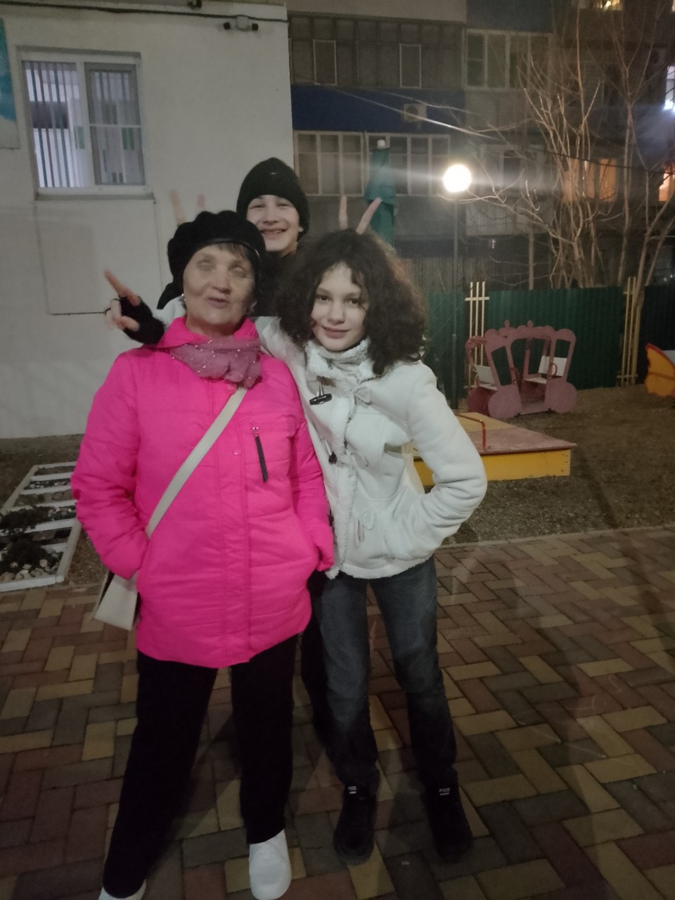 vera_step_go в LOOKY — Двое моих старших детей! И их бабушка, моя мама)) Пришли вст