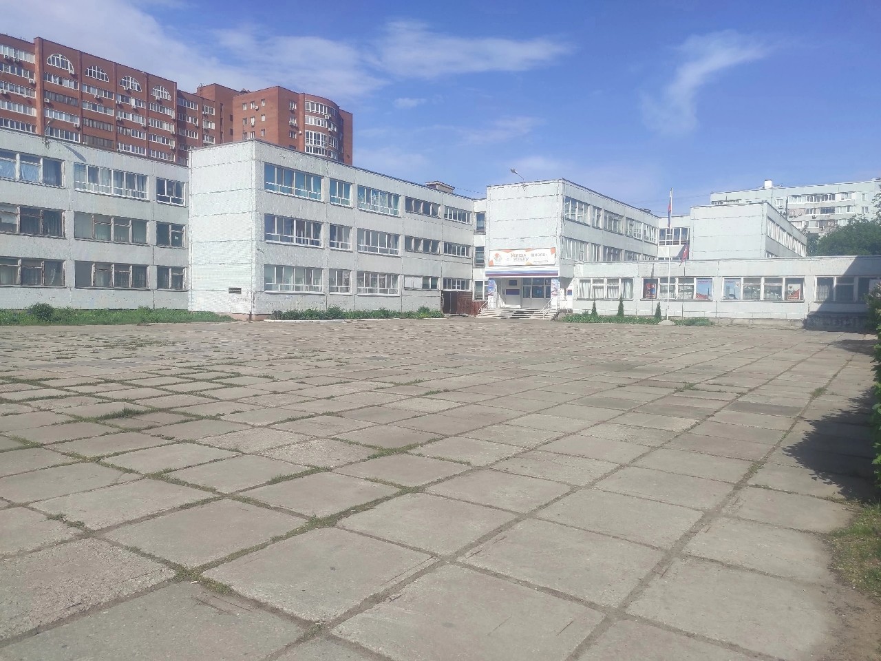 Сегодня, 31 августа 1986 года (40 лет назад) родилась моя любимая школа # 72, что в 12 квартале Автозаводского района! Как же я завидую нынешним ученикам, которые имеют такие учебные пособия, которых у меня не было(. Ну, а если серьезно, то хочу пожелать своей школе, долгих лет жизни, хорошее и новое руководство, а также капитальный ремонт в школе. За 40 лет его не было ни разу! Хотя в середине 00-х годов поменяли входную группу благодаря депутату... Но это уже другая история.