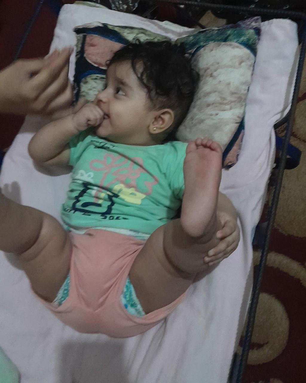 Tareq в LOOKY — My little daughter Shahed needs just one small can of milk.�