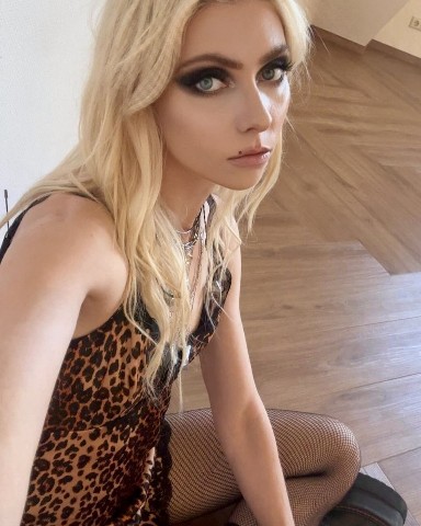 Sexy 18celebritiesCameltoe в LOOKY. . Hayley Williams