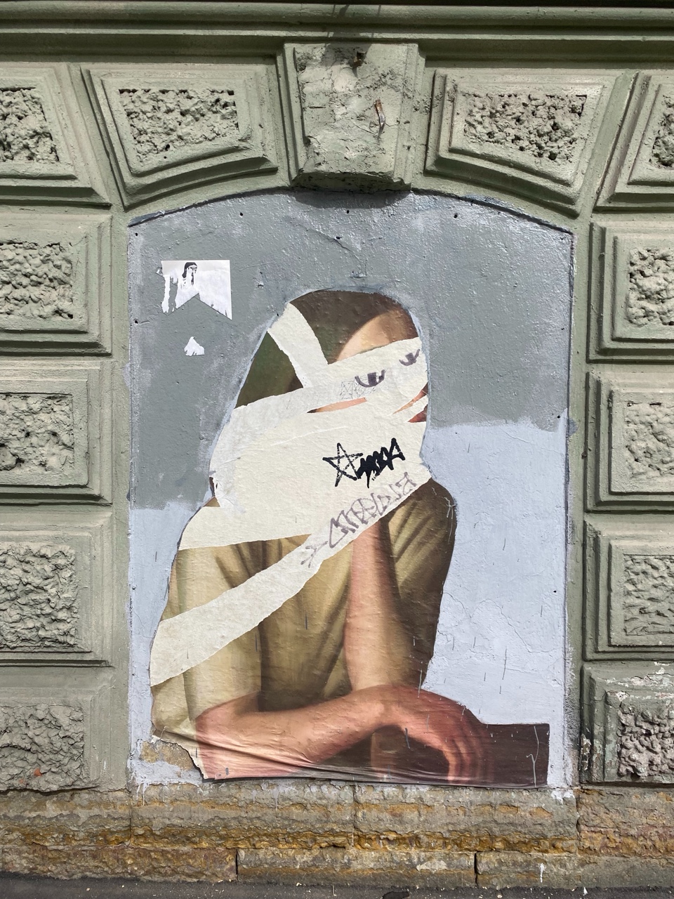 «Как выглядеть дорого», «как дорого носить одежду», «как дорого пить», «как дорого есть».
Люди, ау, если вы хотите выглядеть или казаться дорогими, это значит только то, что у вас есть цена. Как у вещи или навыка.
Значит вас со всеми потрохами может купить любой желающий, если предложит хорошую сумму.
Вот и живите теперь с этим.