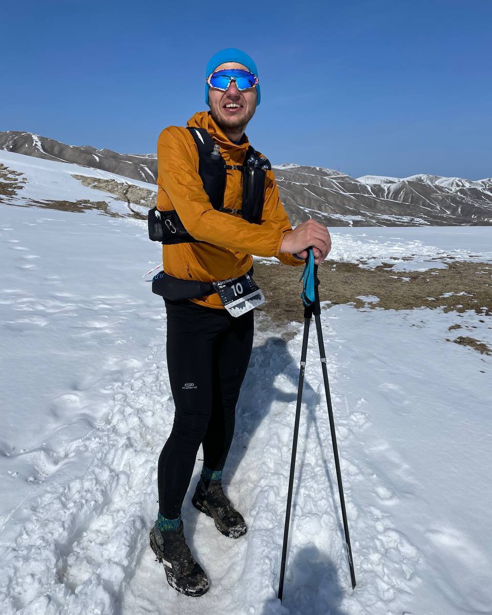 27.03.2022
Dagestan Wild Trail -120km
У многих существует традиция пробегать в свой ДР столько километров – сколько лет исполнилось 
– но я же фактически бежал не в сам ДР. Так что не считается
Изначально слот был на 65км и покупался именно как подарок себе на ДР. Хотел пробежать, а 
потом ещё неделю погулять по Дагестану с рюкзаком. Но в силу разных причин решил улетать 
обратно сразу после старта – а тут очень удачно подвернулась возможность поменяться на 120км. 
«И хочется, и колется» –до последнего сомневался правильно ли поступил, вытяну ли я такую 
дистанцию и т.д. и т.п. – мыслей было очень много. Если бы я был один, то на такую авантюру бы 
не решился. А так нас было трое, тренировались примерно одинаково, по силам плюс-минус 
равны – и это сыграло решающую роль!
Утром субботы проснулись, поели, забрали стартовые пакеты, дозакупились в Спортмастере 
химическими грелками(на всякий крайний случай) , поели, попытались поспать, снова поели – и 
вот мы уже сидим в микроавтобусе и нас везут с мигалками по Махачкале, а потом по горной 
дороге до с.Куркли. Эта организованная колонна с двумя машинами ДПС с мигалками зарядила 
прямо какой то энергией и и появилось спокойствие – чему быть, тому не миновать, я в отличной 
компании, виды даже в свете фар открываются фантастические, и чёрт-побери – я именно за этим 
сюда и приехал. 
Накануне нас запугали страшной непогодой, но к моменту нашего старта обещанный ледяной ад 
не случился - погода успокоилась, небо озарилось звёздами и сложно было сдерживать себя, 
чтобы не остановиться, и не залипнуть на это небо. Первый ночной перегон был очень 
комфортный, в спокойном темпе по уже натоптанной лидерами тропе. Рассвет встретили у 
п.Салта, а всё что было дальше – сложно описывать словами. Сумасшедшие виды заснеженных 
склонов, коричневые долины, парящие орлы. За каждым новым поворотом всё новые и новые 
умопомрачительные виды – в какой-то момент надоедает постоянно доставать телефон для фото 
– и просто впитываешь всю эту красоту. За это я и люблю горы. Поэтому и приехал сюда.