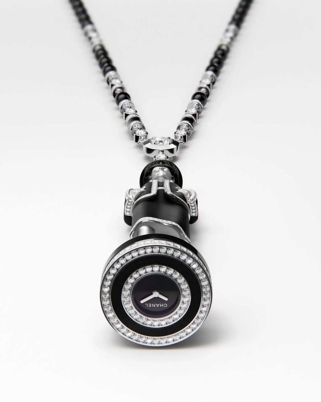 Шахматы от Chanel на выставке Watches and Wonders 2026, которая в эти дни проходит в Женеве. 
В центре композиции – фигурка  Габриэль Шанель в роли королевы. Подвеска-часы  выполнена из белого золота, оникса и декорирована 268 бриллиантами.
Остальные фигуры на доске отсылают к ключевым символам бренда, включая колонну на Вандомской площади, льва – любимое животное Габриэль Шанель, манекены ателье и др. 
#часы 
#chanel
#ювелирныечасы