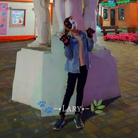 Lary в LOOKY. . Около памятника^^