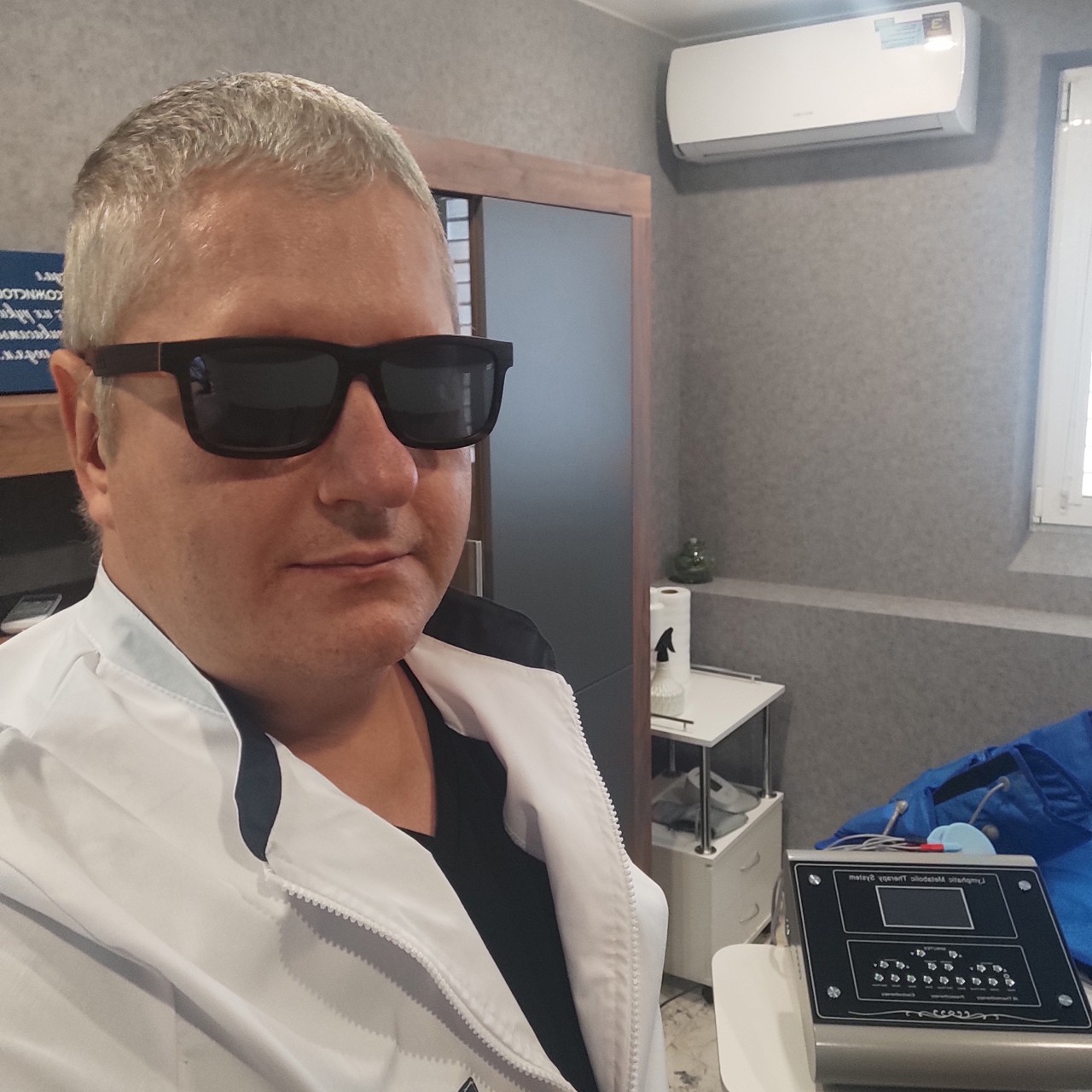 ЛЫСЕНКО ВИКТОР ВАСИЛЬЕВИЧ 
Квалифицированный специалист альтернативной и народной медицины (гомеопат). Практикующий целитель и практик альтернативной народной медицины. Осуществляю оценку состояния пациентов, профилактику и лечение заболеваний, болезней, травм и других физических и умственных нарушений, поддержку состояния здоровья посредством применения знаний, навыков и опыта, полученных в результате глубокого изучения теорий, убеждений и опыта, накопленных в определенных культурах. Для оценки состояния здоровья пациентов, профилактики и лечения успешно применяю биорезонансную диагностику и терапию, потенциал возможностей которых практически не имеет границ. 
Имею диплом по специальности «Косметик-эстетист, дающий право на ведение профессиональной деятельности в области косметологии. В работе успешно использую профессиональные косметологические аппараты, методики, а также профессиональную продукцию ведущих косметических компаний. 
В сочетании с биорезонансной диагностикой и терапией, помогаю создать индивидуальные программы, средства для здоровья, а в косметологии средства для ухода за кожей лица и тела, которые подойдут только вам.