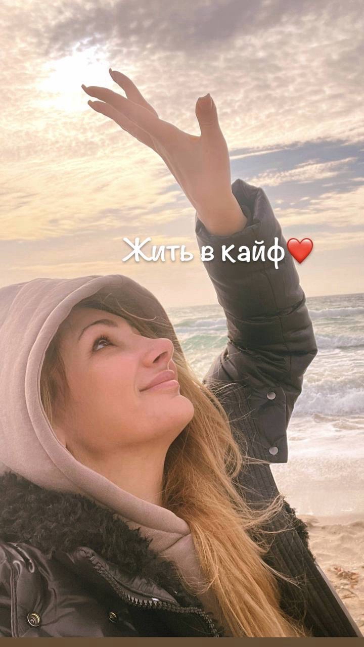 Мечтай.

Было время, когда я жила в городе, где меня знал каждый второй. И надо было быть всегда идеальной, как внешне, так и внутренне. И я мечтала, чтоб можно было выйти из дома не накрашенной, в любом настроении, в любое время года… вот так вышел и ты на море… 
И вот он, Крым…меня никто не знает, я никого не знаю, море в шаговой доступности.

А потом я захотела, чтоб на пляже было как можно меньше людей. В прошлом году, в связи с военной операцией его перекрыли, перерыли и оставили небольшой кусок береговой линии для общего доступа, но до него надо чуть дальше добираться, поэтому желающих не много. Ладно, не совсем так, как я хотела, но по факту пляж безлюдный.

Я уже молчу про какие-то мелкие свои желания, которые незаметно исполняются, стоит просто о них подумать. 

Что не так с хотелками по-крупному? Что мешает им исполниться? Важность? Значимость? Не время? Что? Почему происходит сбой в системе? 

Честно? Да потому что это нахрен никому не надо, но кто-то сказал, что желание должно быть, вот мы и натягиваем все свои «хочу» на чьи-то «надо». 

Забей. Мечтай о том, что действительно для тебя важно, что нужно тебе, каким бы безумным и неправильным это для всех не казалось!

[#мечтысбываются](мечтысбываются) [#жизньпрекрасна](жизньпрекрасна) [#житьвкайф](житьвкайф) [#мечтай](мечтай) [#желания](желания) [#загадайжелание](загадайжелание) 