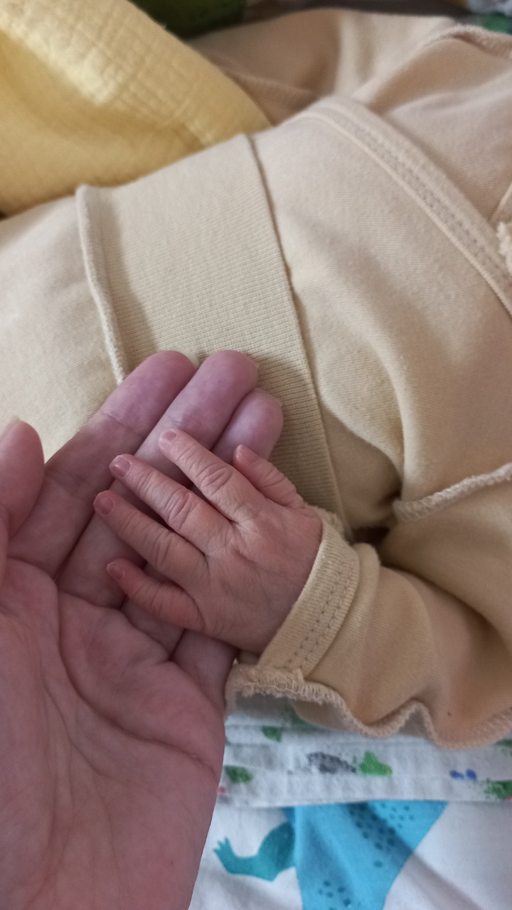 Роды часть 3

В род блоке пролежала я где-то часа 2. Моя малышка все это время была рядом и орала. Ее помыли, обработали и положили под лампу. Я переживала что ей холодно. Меня успокоили - ей под лампой тепло. 

После всех манипуляций со мной. Малышку и меня спустили вниз в палаты. Малышку пока унесли к другим малышам. 
В палате мне помогли лечь и я немного поспала. 
Через 2 часа пришла мед сестра помогла встать и мне принесли мою крошку. Это не описать словами, что ты чувствуешь видя ее.
Эти крошечные ручки 😍
