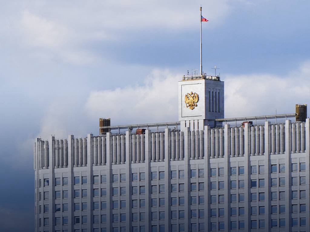 Пострадавшие от атак БПЛА селлеры получат отсрочку по налогам и взносам

Коллеги, важные новости. Минфин внес в Правительство постановления о налоговых рассрочках для пострадавших продавцов Wildberries и приостановке проверок до конца года.

Поддержку получат юрлица и ИП, чей ущерб превысил 5% годового дохода. Решения об отсрочке будут автоматическими на основании данных от Wildberries. 

Обращаем внимание, что данные меры пока не касаются Ozon и селлеров этой площадки.

В рамках постановлений селлеры получат: 

📌 продление на 12 месяцев сроков уплаты НДС (кроме ввозного), налога на прибыль, УСН/АУСН, страховых взносов и авансов за август 2026—июль 2027 (суммы разобьют на равные доли и спишут в течение года)
📌 приостановку налоговых проверок и проверок страховых взносов до конца 2026 года
📌 продление требований и решений о взыскании на 6 месяцев

АУРЭК направляла свои предложения сразу после первых атак на склады Wildberries. И сегодняшнее решение — прямой результат работы предпринимательского сообщества и органов власти.

Евгения Черницкая, председатель Совета АУРЭК:

— Решение Минфина — долгожданный и очень своевременный шаг. АУРЭК с первых дней атак на склады Wildberries вела диалог с профильными ведомствами, и мы рады, что наши предложения услышаны. Отсрочка по налогам и взносам даёт предпринимателям возможность сохранить оборотные средства в тот момент, когда каждый рубль на счету. Но мы не останавливаемся: будем дальше мониторить ситуацию, чтобы при необходимости оперативно вносить корректировки в механизмы поддержки.