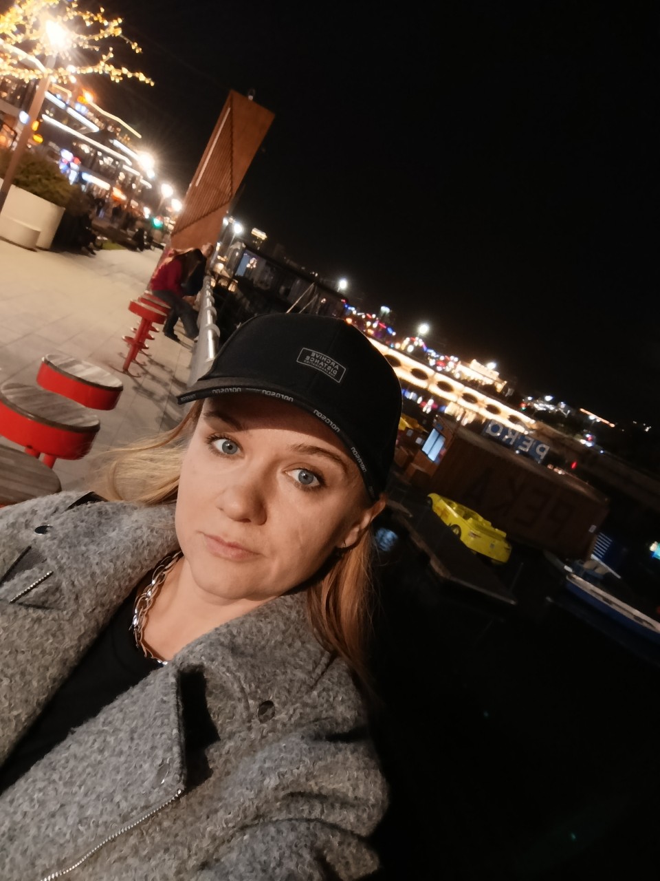 ... ветер, спутник карнавала, всё ещё дует, пригоняя острые пряные ароматы приближающейся весны, от которых зудят ладони и учащается сердцебиение...
"Шоколад" Джоанн Харрис

[#прогулкивгородече ](прогулкивгородече)