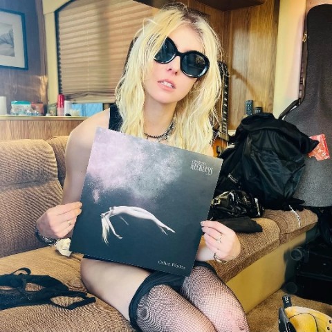 Sexy 18celebritiesCameltoe в LOOKY. . Taylor Momsen