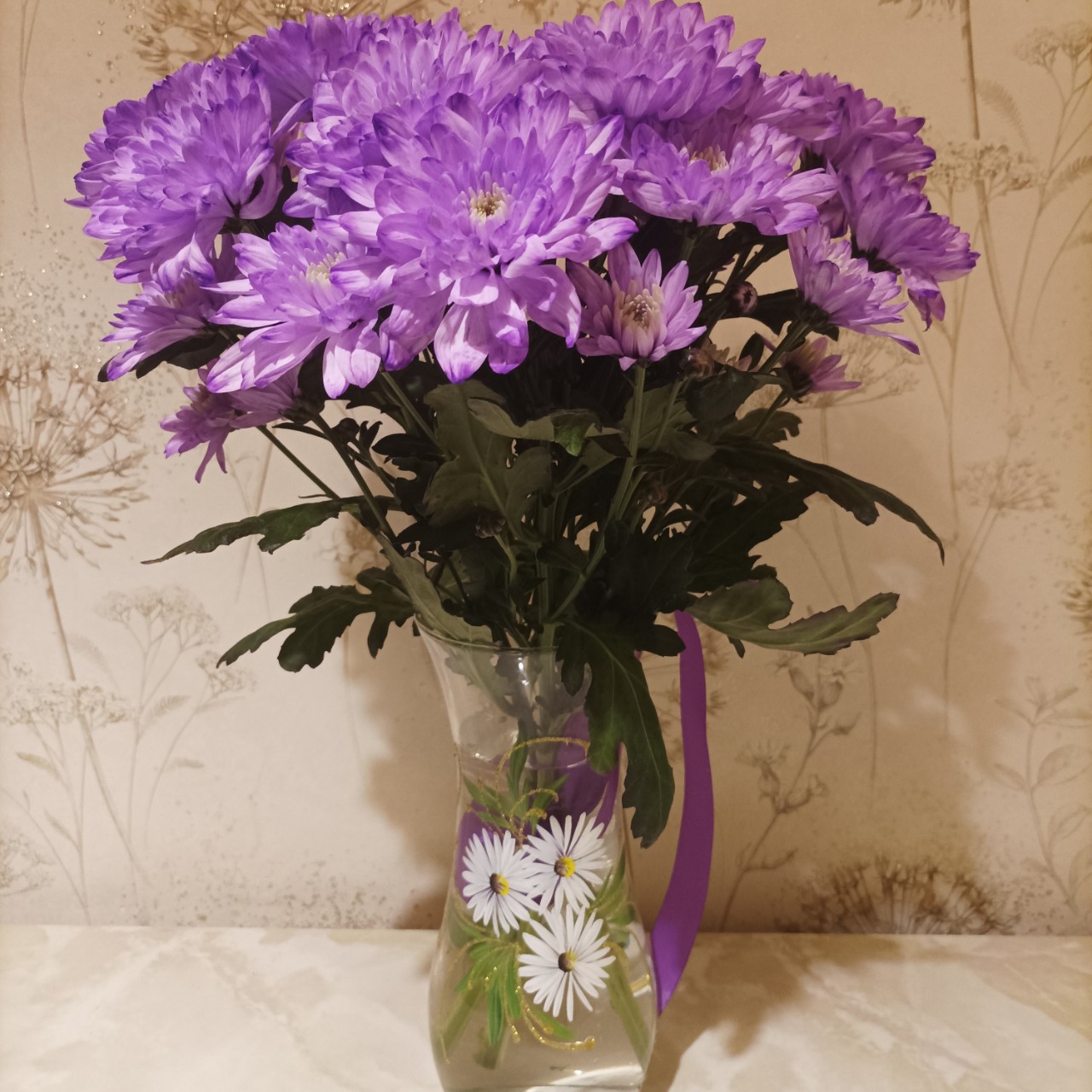 В 12 ночи сын меня поздравил с днём рождения  😍💐 Надо правильно дарить - цветы вместе с вазой!
2025 год, 39 лет
