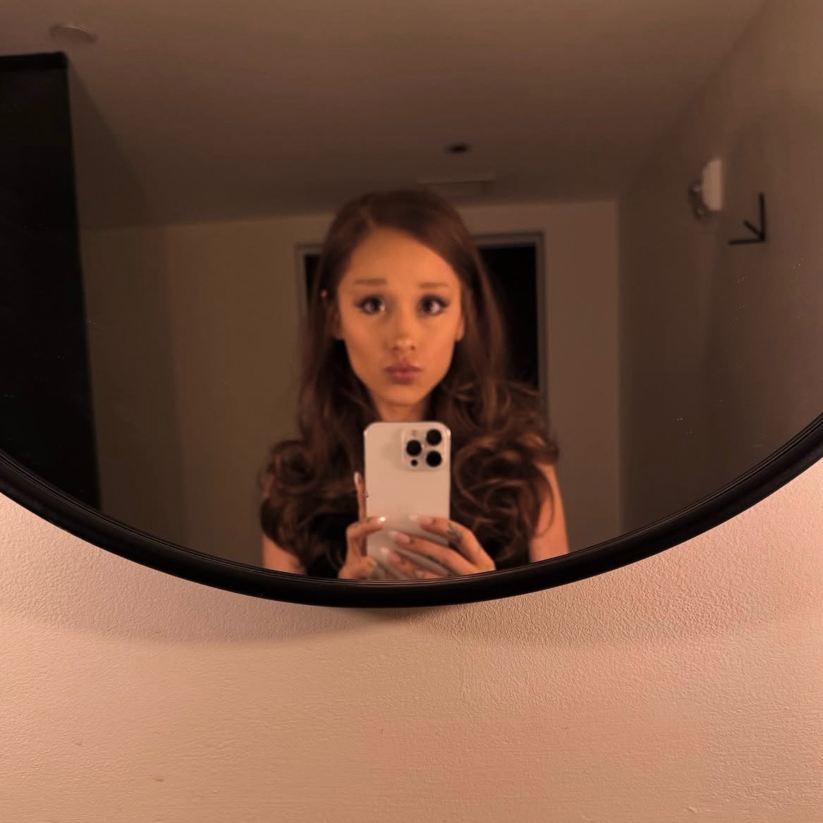 Ariana Grande in LOOKY