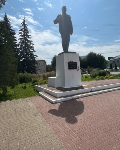 Looky_1688224958433 в LOOKY. . Стоит памятник в Тар...