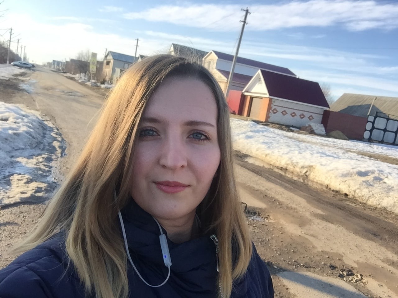 Мнение общества 

Как часто мы опираемся на мнение общества ?

Так заложено нашей природой, что мы принимая какие-либо решения, все равно так или иначе задаемся вопросом «а что обо мне подумают люди?». 

Вот и я, соглашаясь на предложение развиваться в нашем проекте, по привычке задумалась на эту тему. 
Ведь частенько в своем окружении мы можем встретить людей, которые осудят, не поддержат, окажут сопротивление.
И крайне сложно порой с этим справиться, особенно, если ты не привык плыть против течения. 

Я начала рассуждать на эту тему и поняла, что какое бы мнение не высказывало окружение относительно любых моих действий и начинаний - важно помнить:

ЭТО ВСЕГО ЛИШЬ МНЕНИЕ!

И оно никаким образом не влияет на качество моей жизни. Эти люди не решат финансовых вопросов моей семьи и не исполнят мои мечты. 
И главное, на что я должна опираться в этой жизни, это мои личные желания, цели и устремления. 

Классную фразу встретила на просторах интернета на днях. 
«Ты живешь всю свою жизнь и каждый день с самим собой, но почему-то прислушиваешься к тем людям, которые знают тебя гораздо меньше, чем ты сам. Иди всегда за зовом своего сердца, умей слушать себя».

Мне кажется, это очень дельный совет для любого человека, который хочет менять свою жизнь к лучшему.