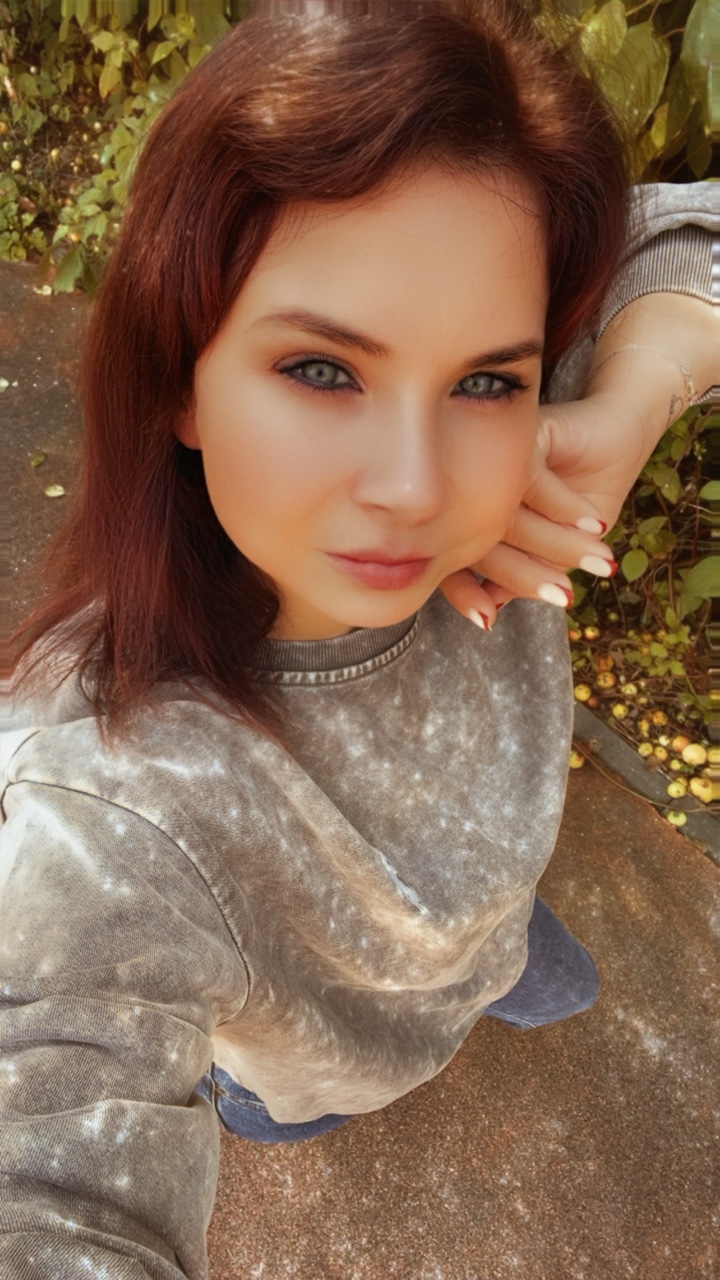 когда ты правда ему нужна 
не на шутку/от скуки, а по настоящему и всерьёз.
он найдёт время, работая допоздна,
чтобы поцеловать тебя, как ребёнка, в нос.

твоё доверие предать никогда себе не позволит,
даже в занятой час твой образ не выйдет из головы,
будет охранять твоё сердце, как воин,
от боли, 
ран, 
чьей-то чужой любви.

и в период твоей ярости/слез/грусти,
все равно останешься близкой и родной.
да никуда он тебя не отпустит,
скажет: «можешь злиться, 
но рядом со мной».

его не остановит ни шторм, ни ветер,
ни пробки в городе в десять баллов,
он примчится даже с другой планеты,
и сделает так, чтобы ты улыбалась.

не придумывай оправданий молчащей трубке,
когда хотят слышать - звонят, каким бы день ни выдался, 
мужчины, девочка, любят поступками,
когда ты нужна ему - это видно.

если ты ему нужна - прямо так и скажет,
если сел телефон - дозвонится с кирпича,
просто для него жизненно важно,
сказать тебе простое: «я скучал».