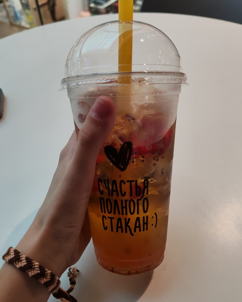 Фотка красивая, а сам напиток невкусный, к слову, не рекомендую😅

[#напиток ](напиток)[#кафе ](кафе)[#уют ](уют)