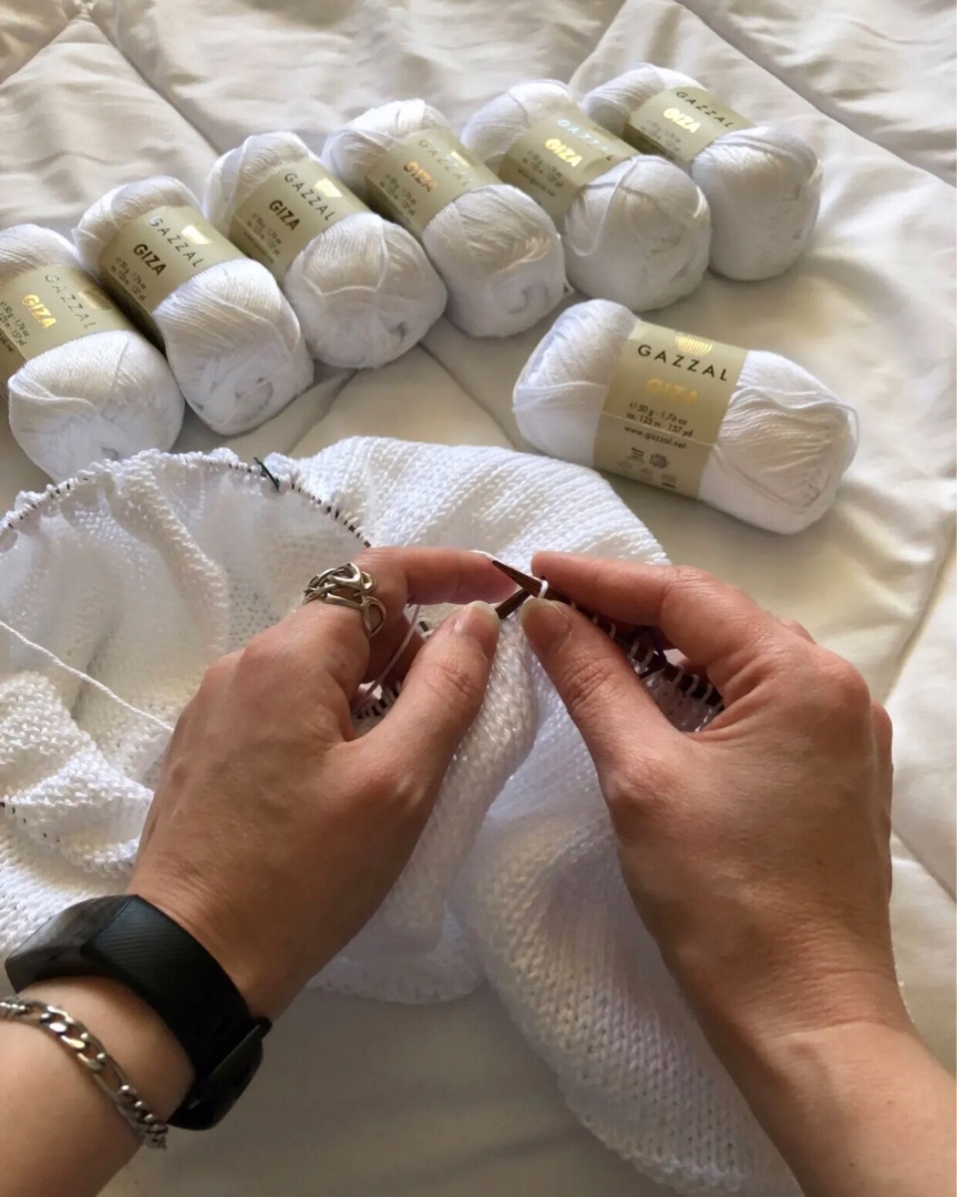 Рукодельницы, те что вяжут и шьют на заказ, как врачи 🙂

🧶 Не нужно стесняться сообщать нам свои подробные размеры всего, чего мы просим 🙏🏻
Не преуменьшайте своих истинных данных, затягивая до невозможности дышать, сантиметровую ленту 🙌🏻🙂🙏🏻

🧶 Не стесняйтесь своих нестандартных фигур - длинных рук, пышной груди, большого или маленького роста, мальчишеской или наоборот крупной попы…

🧶 Сообщайте нам подробно о своих физиологических особенностях🙏🏻🩵
Чем больше информации о вас, тем вещь, которую вы заказали, лучше сядет.

🩵Никогда, уважающая себя, а тем более Вас, рукодельница - не посмеет смеяться и произносить вслух то, что вас сконфузило бы.

Бегите от подобных.
Это не ваши мастера🙌🏻
______________________
Пост навеян сегодняшним разговором с заказчицей.
До какой степени есть стеснительные люди🙏🏻☺️
Это очень трогательно и в то же время печально.
Любите себя любыми!
Вы у себя самые прекрасные!🌹🤍

Есть тут те, кто стесняется своей фигуры и порой боится называть размеры?☺️
Случались ли казусы с вами или у вас?

#варичболталка #вязаниеназаказ [#вязаниемосква](вязаниемосква) 