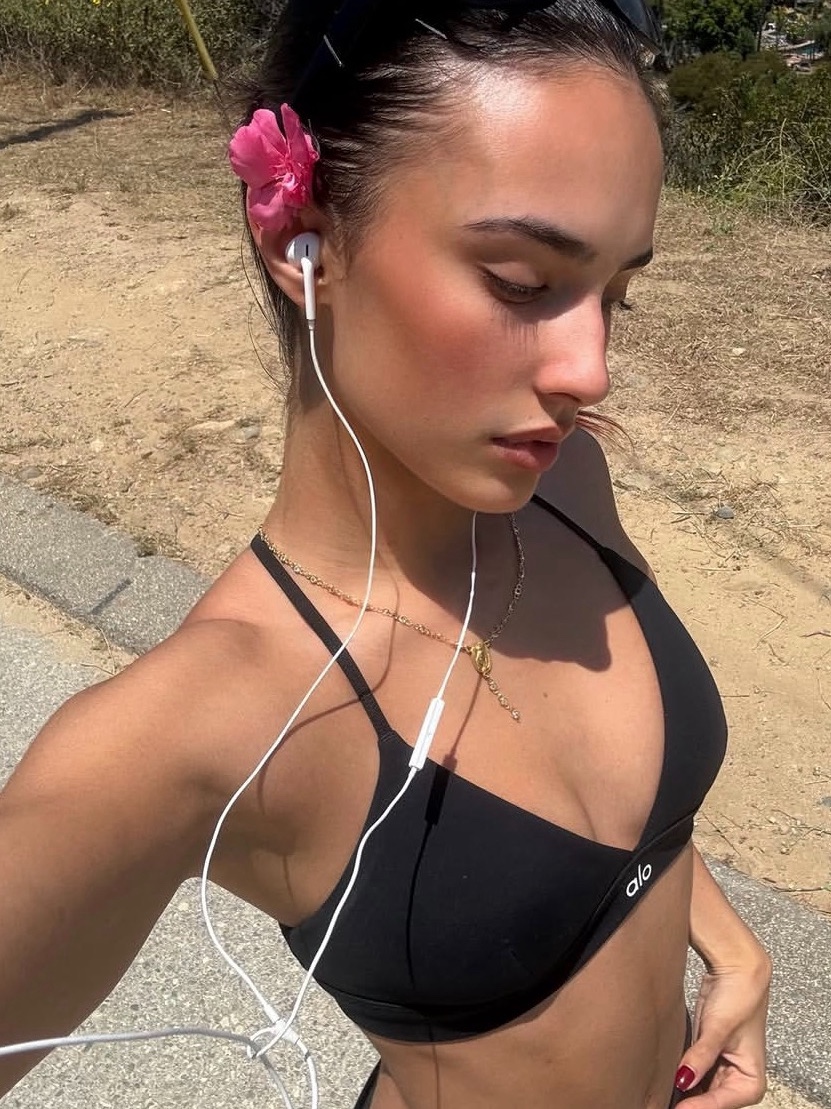 Out strolling to an unreleased song 🤭 [#thoughts ](thoughts)[#socialmedia ](socialmedia)[#looky ](looky)[#fashion ](fashion)[#diva ](diva)[#music ](music)[#musician ](musician)[#model ](model)[#life ](life)