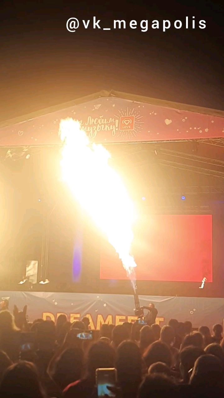 megapolis в LOOKY. #шоу,#fire,#show,#dreamfest,#зажигаемвместе,#фестиваль,#water,#фейерверк,#вместезажигаем,#водныефонарики,#музыка,#питер. #шоу Dream fest #fir...