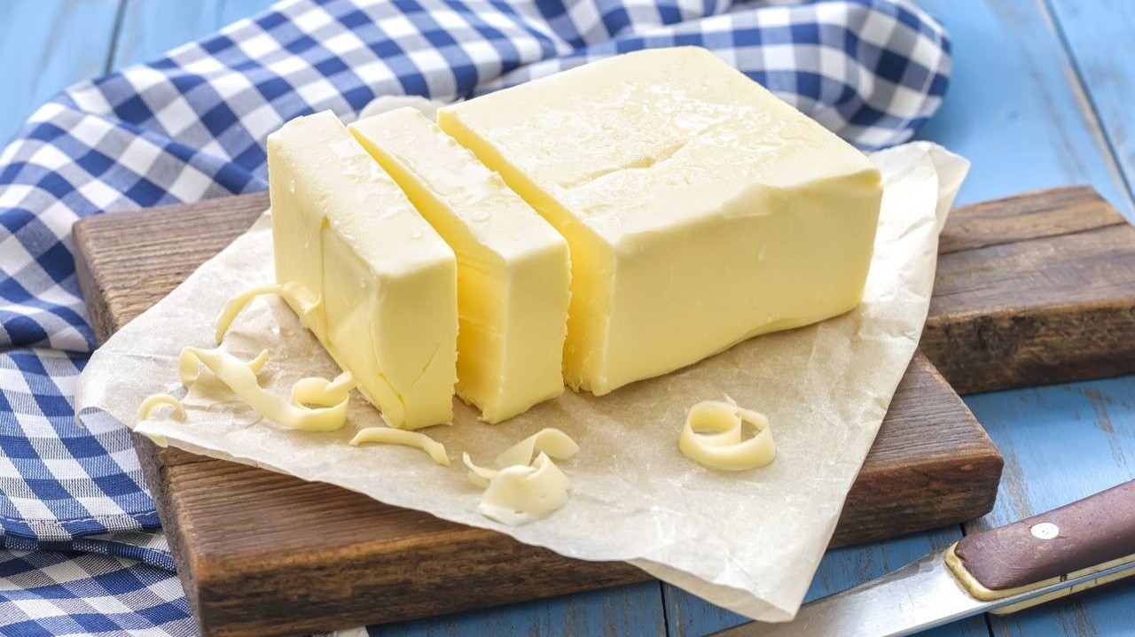 Почему не стоит отказываться от сливочного масла? 

1. Продукт содержит целый букет витаминов — А, B, C, D, Е и К. 
Они благотворно влияют на состояние кожи, волос и ногтей, замедляют процессы старения, повышают иммунитет и настроение.

2. В сливочном масле содержится большое количество триптофана — это аминокислота, которая способствует выработке серотонина. 

3. Умеренное употребление продукта уменьшает тягу к сладкому, а небольшой кусочек масла вполне может предотвратить переедание.
[#масло](масло) [#питание](питание) [#зож](зож) [#looky_топ](looky_топ) [#подписка](подписка) [#факты](факты) 