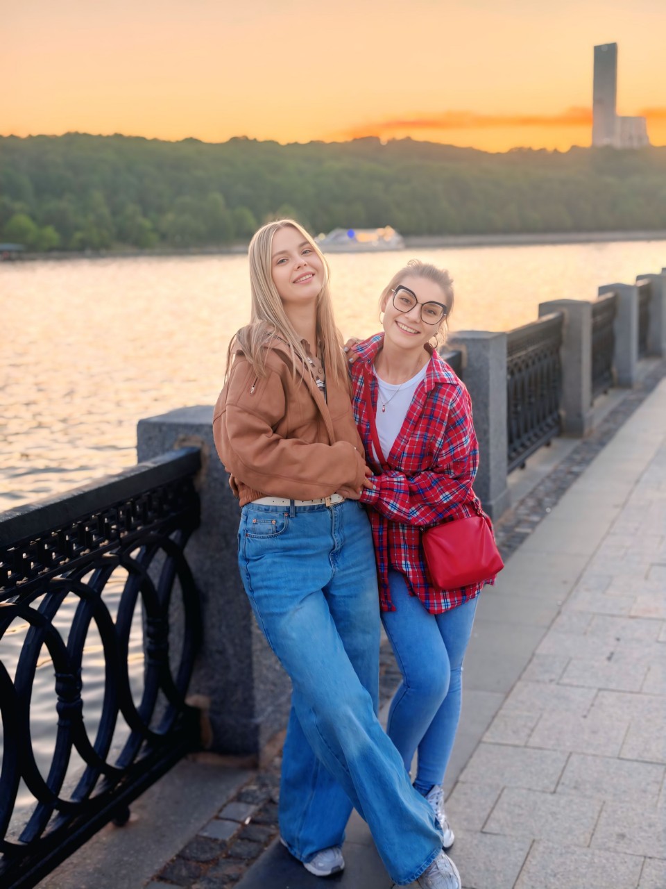 Погуляли мы немножко с Крис))
На Воробьевых сделали классные площадки)