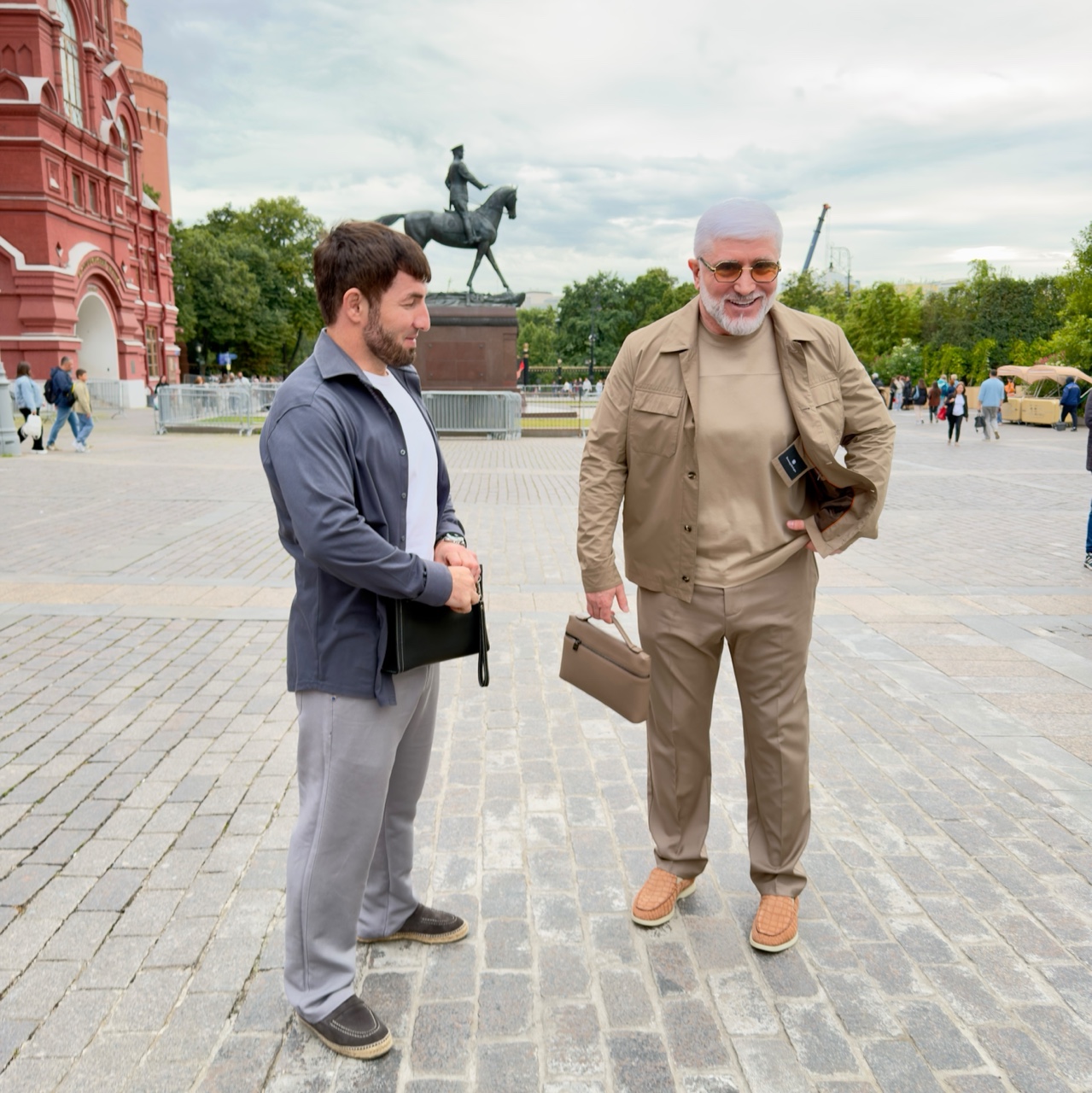 Меня сомненья — чёрт возьми! 
— Давно буравами сверлили:
Зачем мы сделались людьми?
Зачем потом заговорили?

Зачем живя на четырёх,
Мы встали, распрямили спины?
Затем — и это видит Бог, —
Чтоб взять каменья и дубины.

Мы умудрились много знать,
Повсюду мест наделать лобных,
И предавать, и распинать,
И брать на крюк себе подобных! 
#ВысоцкийВладимир 
#Напоминание 

Приветствуем с Красной площади Вас люди добрые, с пожеланиями настроения хорошего! 
#КомандаКРА