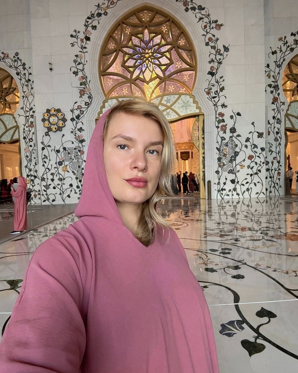 Aleksandra Kovalyov in LOOKY. . Продолжай улыбаться ...