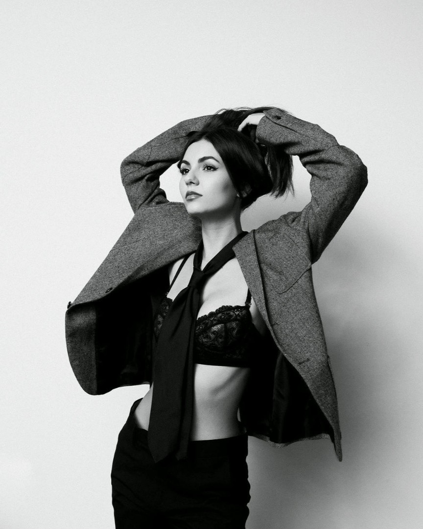 _victoriajustice_1993 в LOOKY — I want something sentimental, here I go again daydreamin' 🎼