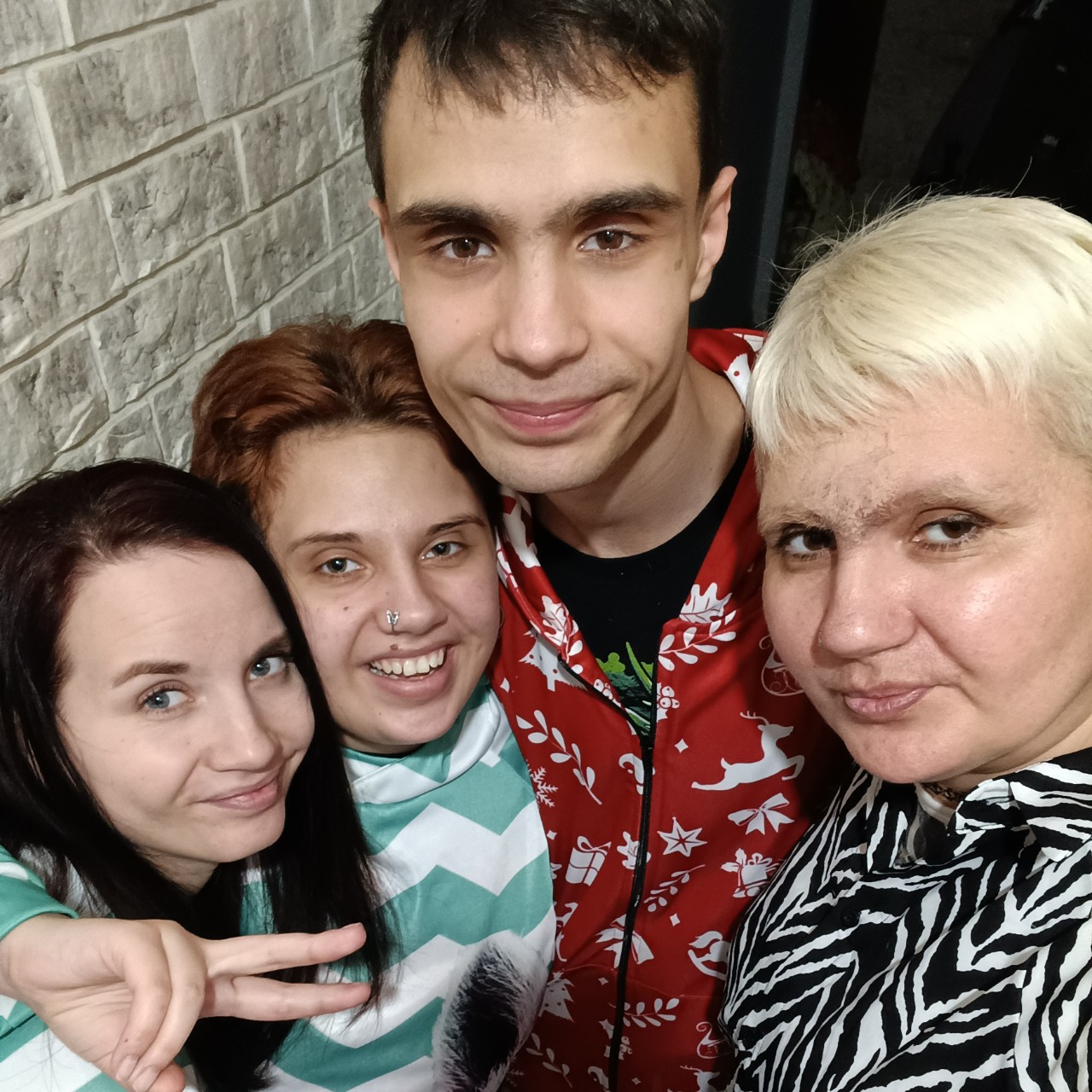 chriskostin в LOOKY — Мои❤ а папа за углом 😂 😘
#семья❤ #зима2024 #январь2024 
Фо