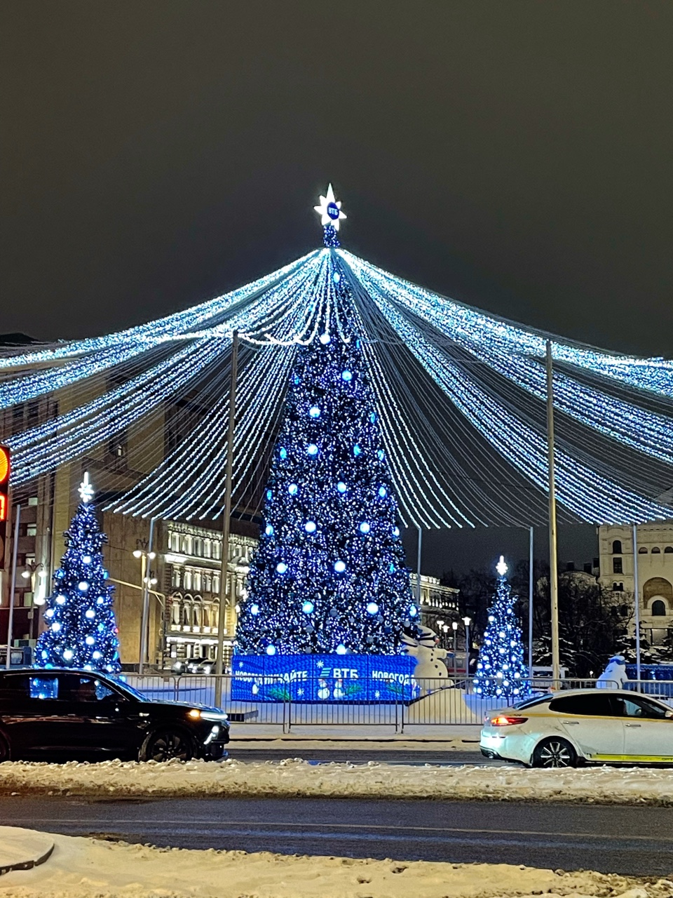 Новогодние убранства всегда радуют! Как красиво, все сверкает, гулять одно удовольствие!
[#москва ](москва)[#новыйгод ](новыйгод)[#прогулкипомоскве ](прогулкипомоскве)