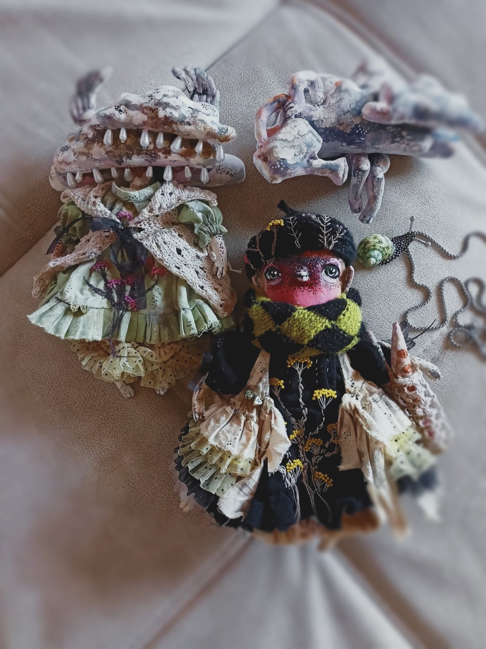 A french girl and miss Cloud.

Две летящие девочки, мадемуазель Щеголь и мисс Туча Облаковна.

#куклы #ручнаяработа #коллекция #ooak #handmade #art #artdoll #cloud #bird