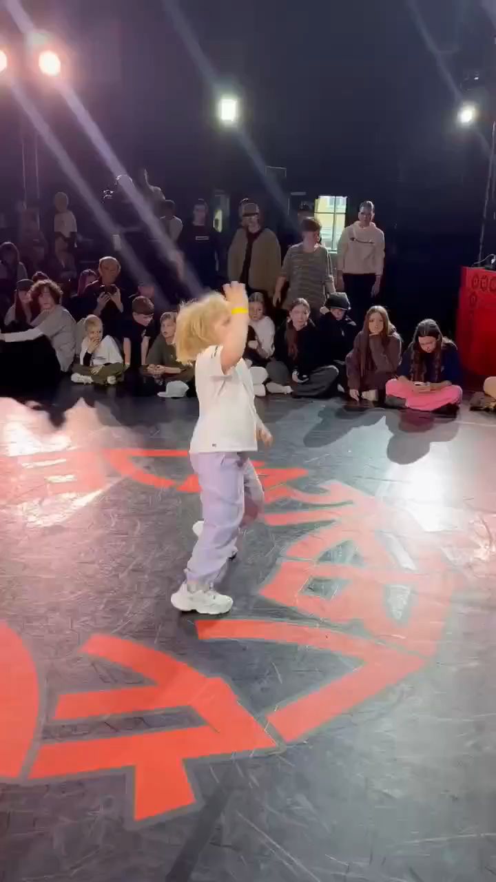 Дмитрий и точка в LOOKY — Hip-hop battle, dance