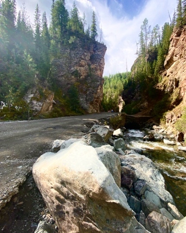 AndruLife в LOOKY. . Красные ворота распо...