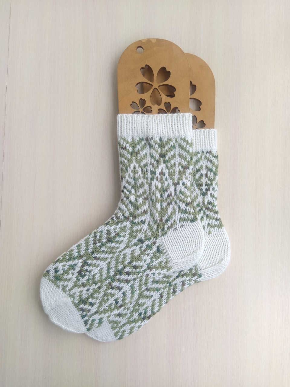 А у меня 🎄новогодние шерстяные вязаные носки с ёлками! Активно пополняем зимнюю коллекцию ❄️

Подарочные носочки из овечьей шерсти с елочками порадуют Вашу мамочку или девушку. Очень теплые и уютные.