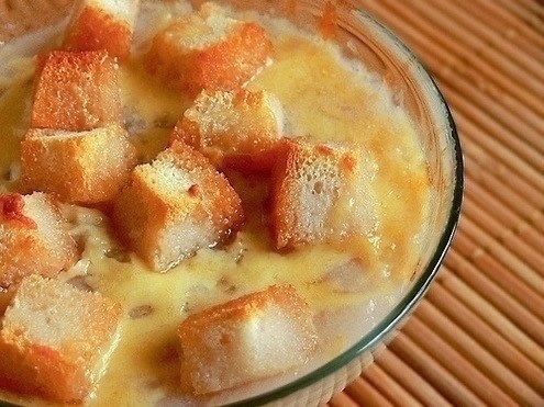 Суп-пюре из цветной капусты с пармезаном 
🔸на 100грамм - 109.17 ккал🔸Б/Ж/У - 7.52/6.68/5.35🔸 
 
Ингредиенты: 
Капуста цветная 400 г 
Лук репчатый 1 головка 
Чеснок 2 зубчика 
Сыр пармезан 100 г 
Масло оливковое 1 столовая ложка 
Орех мускатный на кончике ножа 
Соль морская по вкусу 
 
Приготовление: 
1. В кастрюле с толстым дном пассеровать на оливковом масле измельченные лук и чеснок. 
2. Цветную капусту разобрать на соцветия и отварить в течение 5–7 минут. 
3. Отваренную капусту переложить в кастрюлю с луком, добавить немного бульона от капусты и тушить под крышкой до готовности. 
4. Посолить и добавить немного мускатного ореха. 
5. Перетереть через сито или перемолоть в блендере. 
6. Разлить по огнеупорным тарелкам, посыпать тертым пармезаном, по желанию, гренками (чесночными) и поставить в духовку на 5 минут (180 градусов). 
7. Чтобы добиться сливочного вкуса можно добавить 2 столовые ложки нежирных сливок. 
 
Приятного аппетита!

[#пп ](пп)