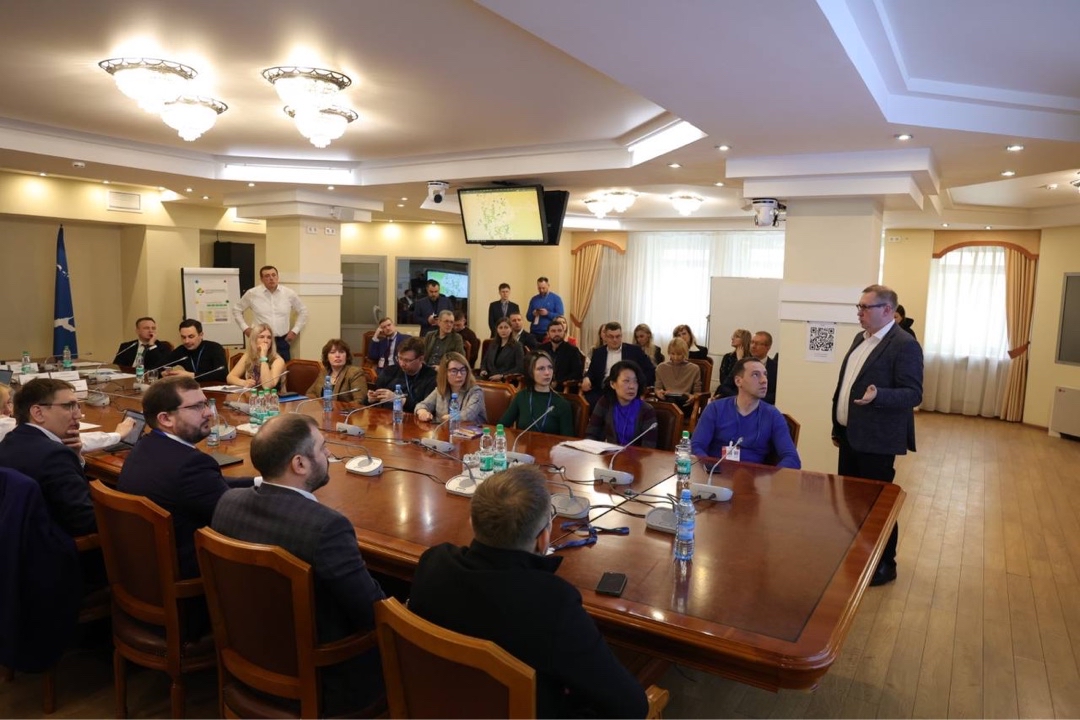 В рамках форума «Управление регионом на основе данных» одновременно отрыли двери 8 цифровых проектных офисов:
🔸Ситуационный центр губернатора
🔸Минздрав
🔸Соцзащита
🔸Школа данных
🔸Строительство
🔸Цифровой муниципалитет
🔸Минобр
🔸Инженерия, ЖКХ, энергетика

Вместе с губернатором Валерием Лимаренко презентовали заместителю министра цифрового развития, связи и массовых коммуникаций РФ Олегу Кочанову схему работы ситуационного центра и рассказали как налажен процесс обработки потоков данных для принятия управленческих решений

🌐 Все участники форума поделены на 8 групп и перемещаются между цифровыми офисами. Тем самым за два дня коллеги смогут познакомиться со всеми практиками региона