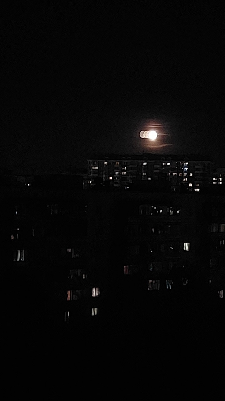 milafaceless в LOOKY — An unusual phenomenon. How many moons do you think there are