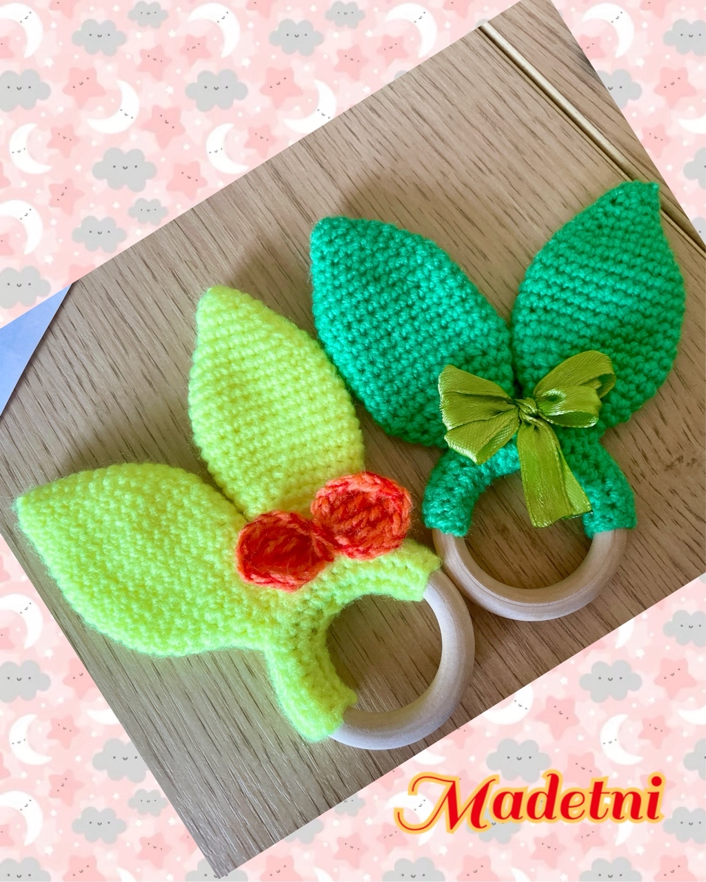 ДЕРЕВЯННЫЕ КОЛЕЧКИ

💖 Важная часть в погремушке - это деревянное колечко грызунок

🌳 Деревянное кольцо выполняет роль прорезывателя для зубов

👍🏻 Хорошо массирует десна малыша, снимает зуд, отечность и уменьшает дискомфорт во время прорезывания 

🎨 Яркая расцветка привлечет внимание любого малыша

🪇Шуршащие на ощупь ушки и лепестки так же не останутся без внимания