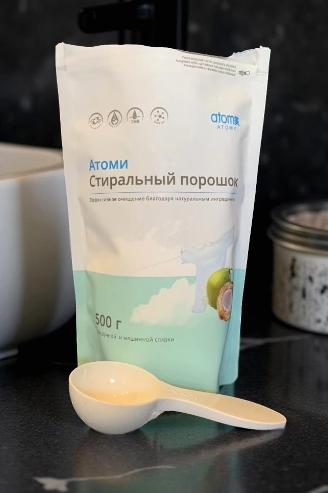 Что хочу сказать друзья! Чистота без запаха громкой химии — вот что оказалось роскошью.
Не знаю, когда это началось,
но в какой-то момент я перестала любить запах «свежести из рекламы».
Он стал слишком громким. Хотелось просто... тишины.И вот однажды после стирки я открыла машинку — и впервые не почувствовала ничего лишнего.
Просто лёгкий аромат яблока и хвои.
Не духи, не порошковая буря — а будто воздух после дождя. Ткань стала мягкой даже без кондиционера,
руки — без сухости,
а ребёнок больше не чешет шею после сна. Я посмотрела состав — сода, ферменты, хвойный экстракт.
Всё простое, но работает как-то иначе.
Без показухи, без лишней пены.
Смешно, но теперь я ловлю себя на том, что стирать стало приятно. Вот так, через обычную стирку, я поняла, что чистота — это не про аромат. Это про лёгкость, когда вещи просто… дышат.
Атоми❤