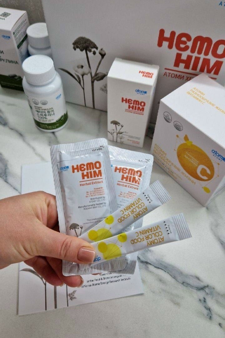Вы наверняка замечали, что большинство современных БАДов бренда Atomy выпускаются в формате стиков — узких герметичных пакетиков. 
На первый взгляд это просто красивая обертка, но за ней скрывается серьезная логика производства и заботы о потребителе.

✅ Защита активных компонентов.
 Многие витамины (особенно группы B и C) и омега-кислоты быстро разрушаются при контакте с кислородом и светом. Банки, которые мы открываем и закрываем по несколько раз, создают циклы «вдоха» влажного комнатного воздуха. Каждый стик же надежно запаян и вскрывается непосредственно перед приемом. Внутри создается азотная среда, поэтому формула остается стабильной до конца срока годности.

✅ Биодоступность и чистота состава. Порошковая форма в стиках часто усваивается быстрее таблеток, которым нужно дополнительное время на растворение оболочки в ЖКТ. Кроме того, отсутствие необходимости в консервантах, продлевающих жизнь открытому продукту, позволяет делать состав более чистым.

✅ Психология привычки.
Когда норма уже отмерена производителем, снимается барьер принятия решения. 
Не нужно думать «сколько насыпать», искать ложку, переживать о сроках хранения открытого продукта. Удобно, правда?!
Это снижает ментальную нагрузку и помогает выстроить действительно регулярный прием, что для БАДов гораздо важнее разовых ударных доз.

В итоге потребитель получает не просто добавку к пище, а готовый ритуал: надорвал, высыпал прямо в рот или смешал с водой — получил пользу. Максимум эффекта при минимуме усилий.