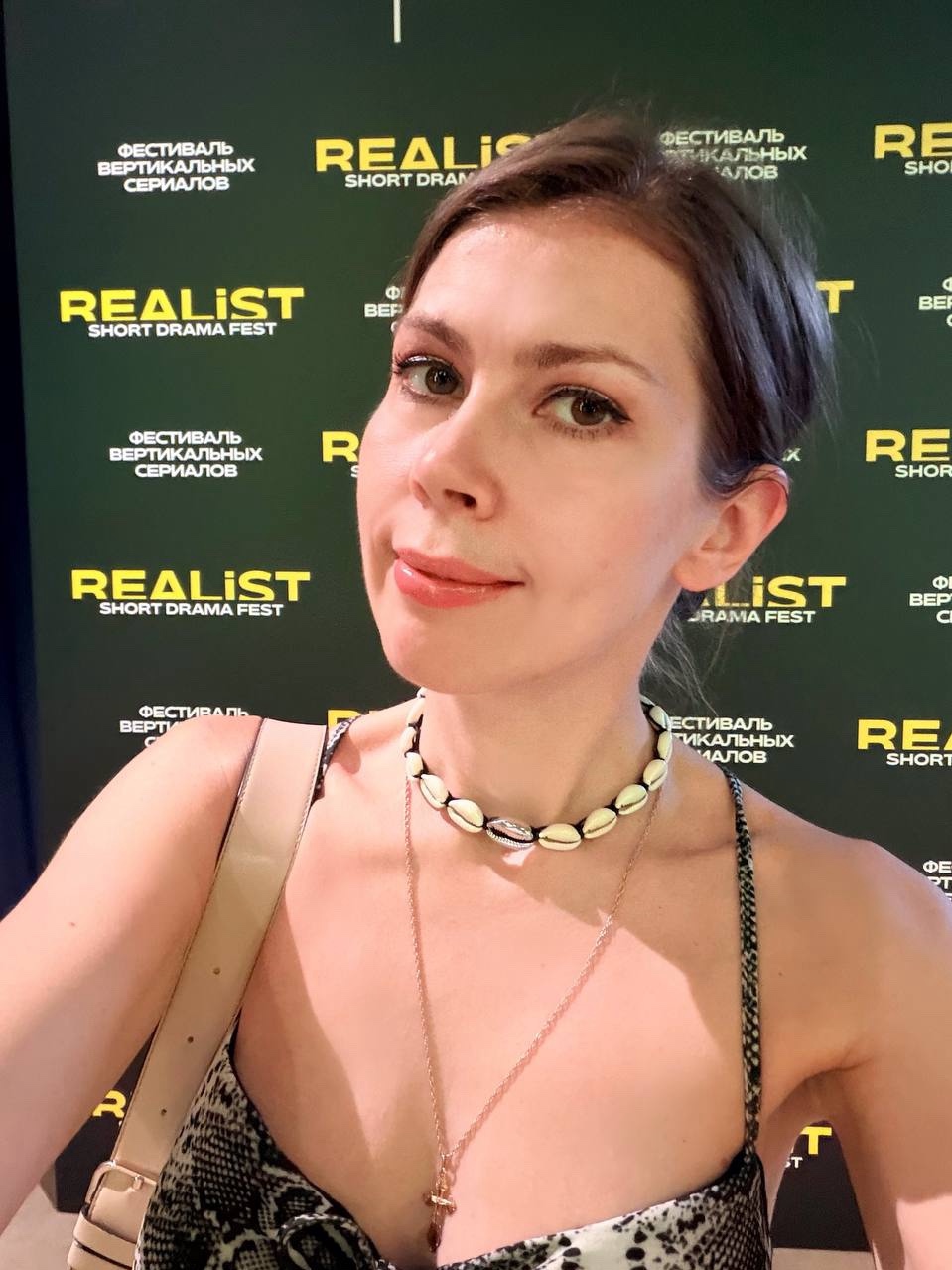 Фестиваль вертикальных сериалов Realist
Я верю в короткий формат и люблю короткий формат
Учитывая тот факт, что, пожалуй все проекты я сделала в коротком формате. И «Молодогвардейцы», и «Девичий дневник», который был сделан еще и в вертикальном формате, в этой номинации и получил Премию ИРИ (от чего я до сих пор счастлива) поэтому поздравляю и сегодня всех победителей!
[#иннарубин ](иннарубин)[#looky ](looky)
