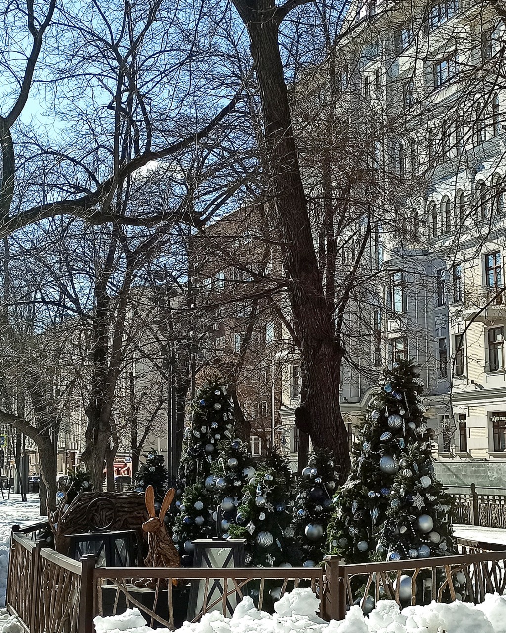 Москва, март 2024, где была, что видела. 
Два с половиной дня в весенней, но ещё частично по-новогоднему украшенной Москве.
1) Во первых, благодаря тому что я жила в отеле напротив станции метро Новокузнецкая, хорошо погуляла по центру. 10 из 10
2) Во вторых, сделала то, что уже давно собиралась сделать в Москве - проехать на двухэтажном экскурсионном автобусе. Однозначно, рекомендую. 20 из 10
3) В третьих, сходила в театр. Вообще-то это и было главной целью и причиной этой поездки. И стало ее главным впечатлением. "Двое на качелях" в Современнике - возобновленный спектакль Галины Волчек в новой версии начинающего режиссера Юрия Чурсина с известным актером Юрием Чурсиным и ранее неизвестной мне Татьяной Бабенковой. Могу сказать одно - если у вас есть любимый актер, постарйтесь посмотреть на него в театре из первого ряда партера. 100 из 10.
4) В третьих, еще раз сходила в театр, но в тот, который показывают в кино. В Театр HD в день моего приезда показывали "Чайку"  питерского Театра Европы. 5 из 10. Сам формат очень люблю, но этот спектакль - не впечатлил, не прониклась, не понравилось. Хотя некоторые зрители хлопали после окончания спектакля.
5) Провела 45 минут в зале Врубеля в Третьяковке. То же самое время заняла прогулка по остальным залам картинной галереи. Очень понравилось такое точечное посещение музея. Ведь до этого раза я к Врубелю добиралась уже утомленная впечатлениями, а на первый этаж меня уже совсем не хватало. 10 из 10
5) По пути на экскурсию забежала в Дом-музей Чехова на Садово-Кудринской. Небольшой, но симпатичный. Хотелось бы посмотреть его с хорошей экскурсией, но это в следующий раз. 7 из 10
6) А вот сама экскурсия по булгаковским местам не очень понравилась, и не только мне. 6 из 10 Так что порекомендовать не могу. 
7) Едальни все были сетевые - Грабли, Брусника, Кулинарная лавка братьев Караваевых.