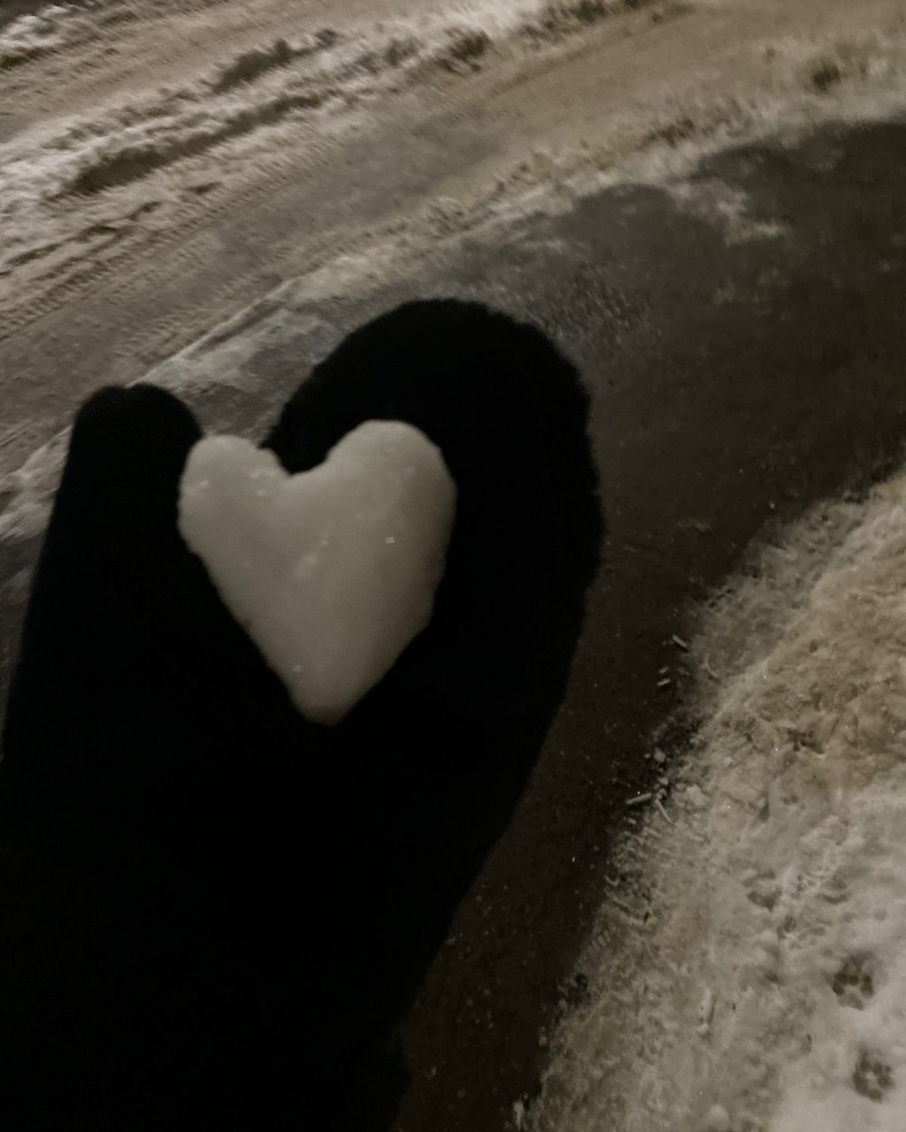 Сердечко из снега😁🤍
Фото моë!