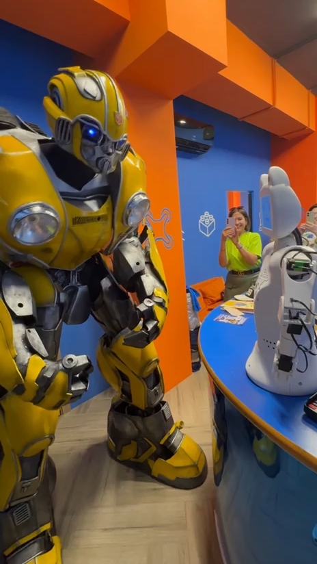 CRAZYBOTS в LOOKY. #робот,#роботы,#робототехника,#стартап,#robot,#robotics,#crazybots,#технологии,#ии,#ai. Робот Chatty испугал...