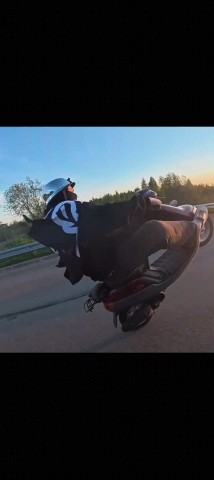 Всем добрый день☀, хотели снять
интересный видос с путной озвучкой, 
но главный каскадёр не справился с
задачей 😄 ну получилось вот это🧐 
а ещё у меня прям над башкой 
Украинский дрон пролетел