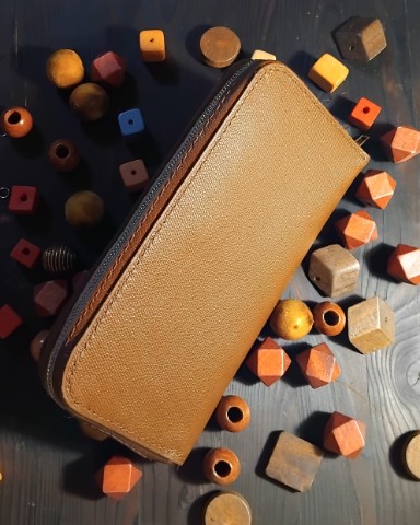 Looky_leatherwork в LOOKY. #изделияизкожи,#ручнаяработа,#кожаныйкошелек,#сделаноруками,#кожа,#leather,#москва,#leatherwallet. Кожаный клатч на мол...